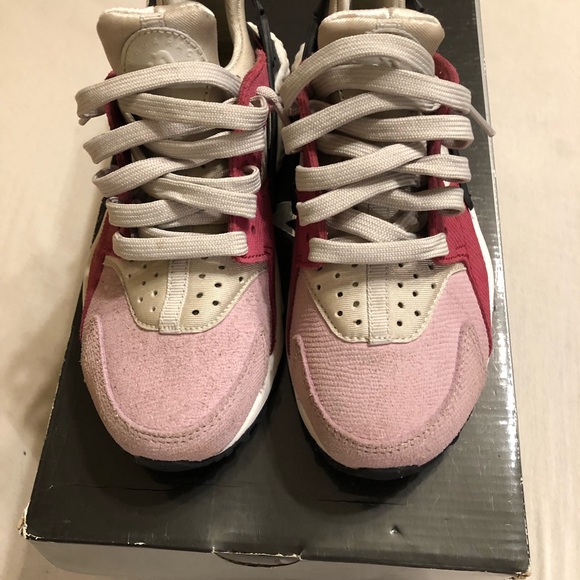 Woman’s Nike huaraches - Picture 2 of 3